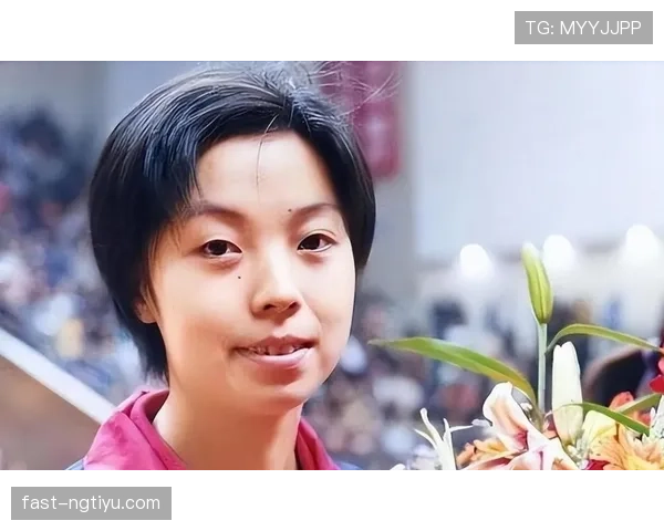 张怡宁穿睡衣出现在小区电梯，手里拎的包比我三个月工资还...